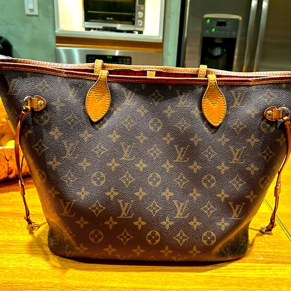 Gently used Louis Vuitton MM Neverfull - Picture 2 of 16